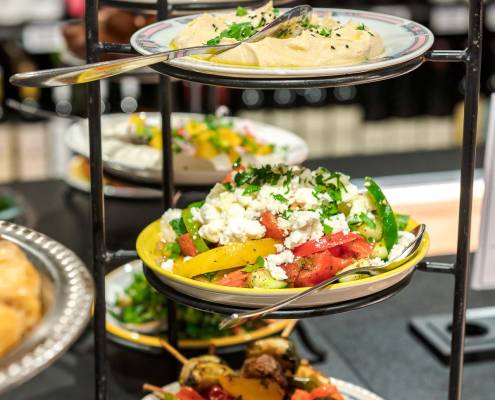 Die Habibi & Hawara Speisen werden auch in den Marktküchen unter auf Etageren den Gästen serviert.
